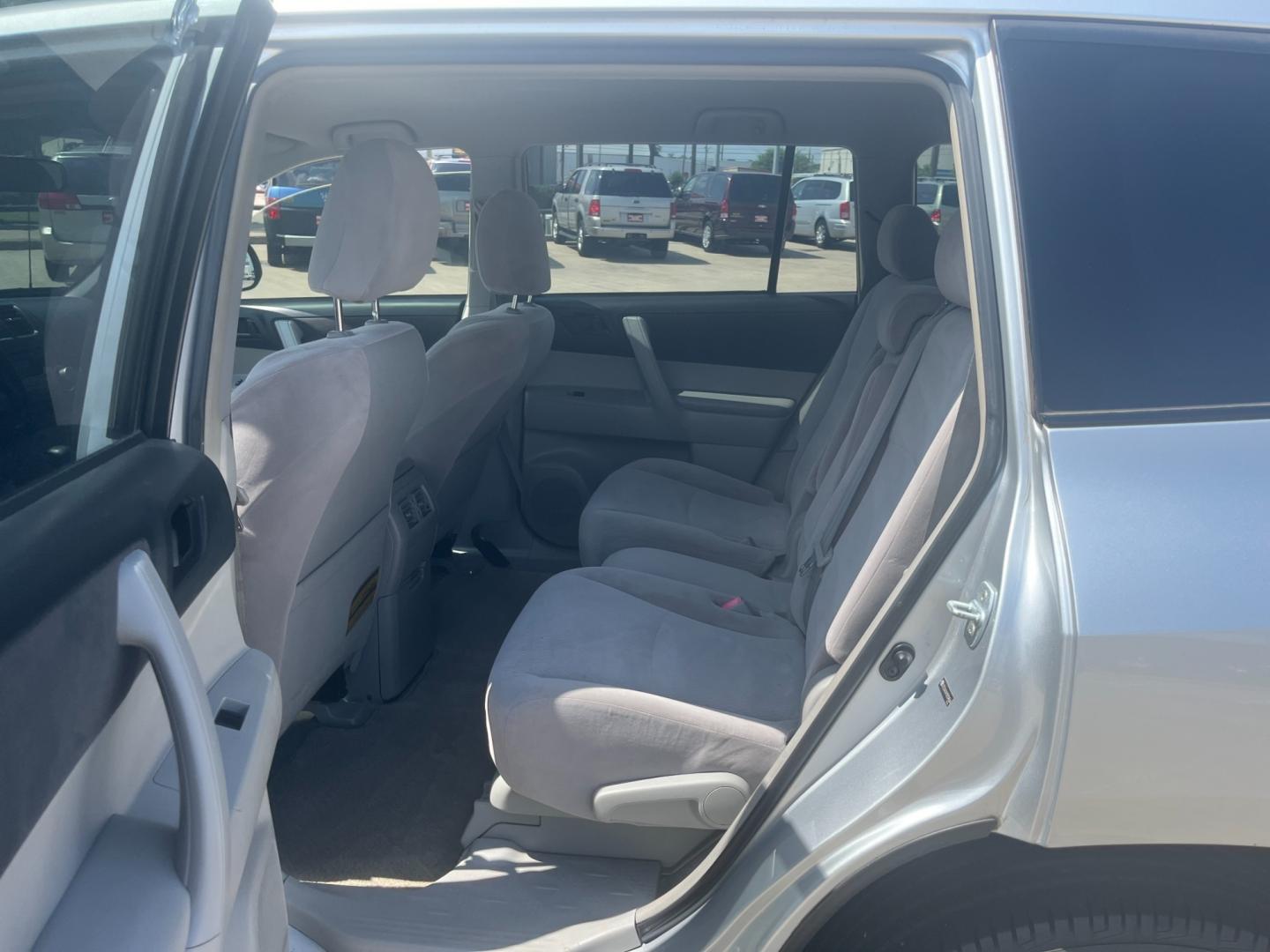 2009 SILVER /gray Toyota Highlander Base 2WD (JTEDA41A192) with an 3.5L V6 DOHC 24V engine, 5-Speed Automatic transmission, located at 14700 Tomball Parkway 249, Houston, TX, 77086, (281) 444-2200, 29.928619, -95.504074 - Photo#9
